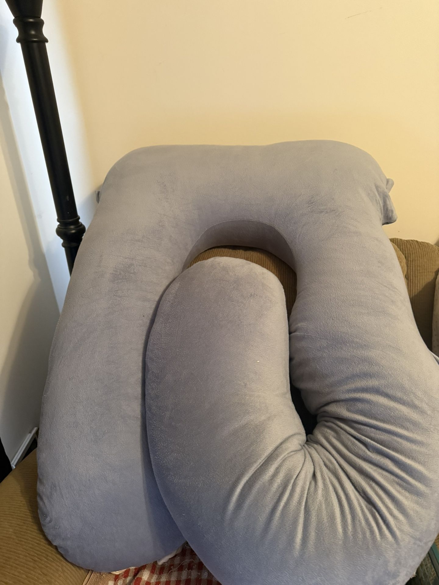 U Shape Pregnancy Body Pillow. Used A Few Times