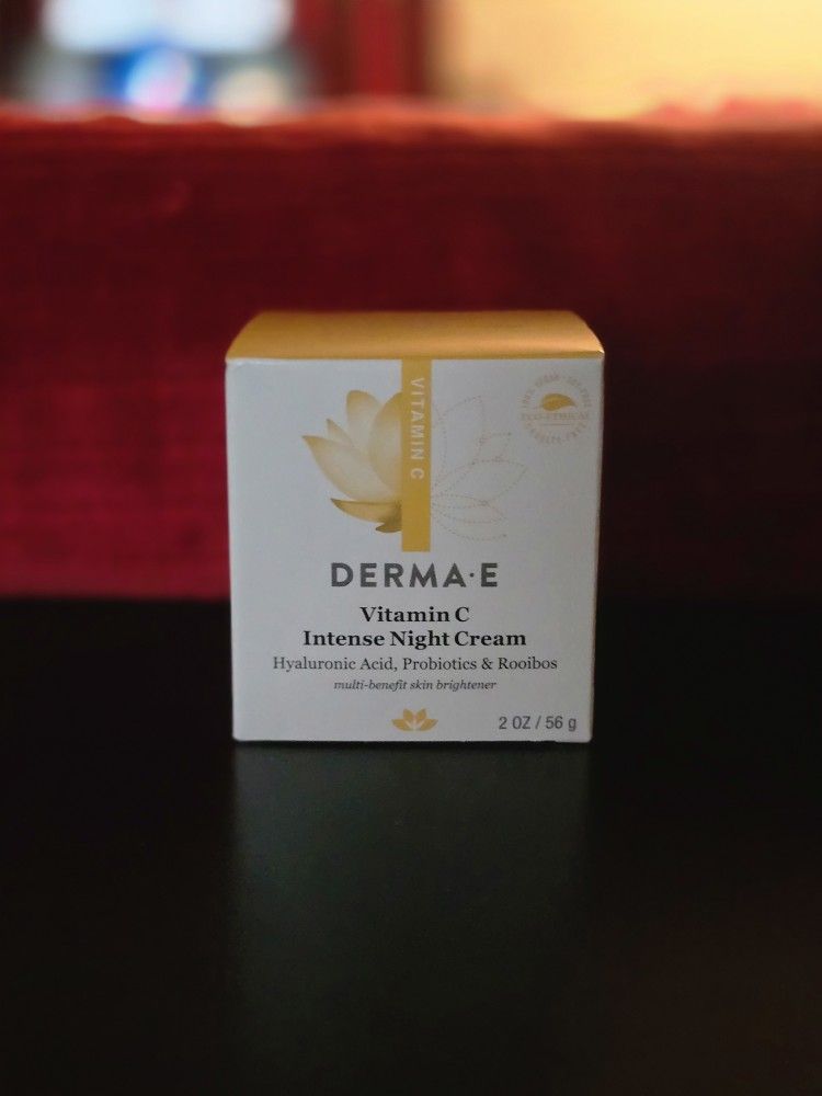 VITAMIN C
DERMA E
Vitamin C
Intense Night Cream
Hyaluronic Acid, Probiotics & Rooibos multi-benefit skin brightener