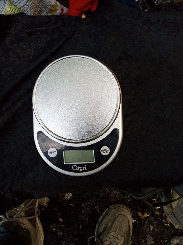 Slightly Used Ozyria Kitchen Scale Pounds Grams Ounces Milliliters