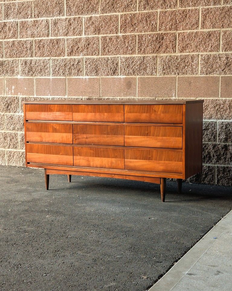 Mid-century Modern Walnut 9-drawers Dresser