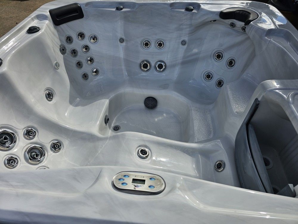 Pre Owned 2019 Artesian Spa Hot Tub 