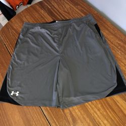 Mens Under Armour Size XL Grey And Black Shorts With Pockets 