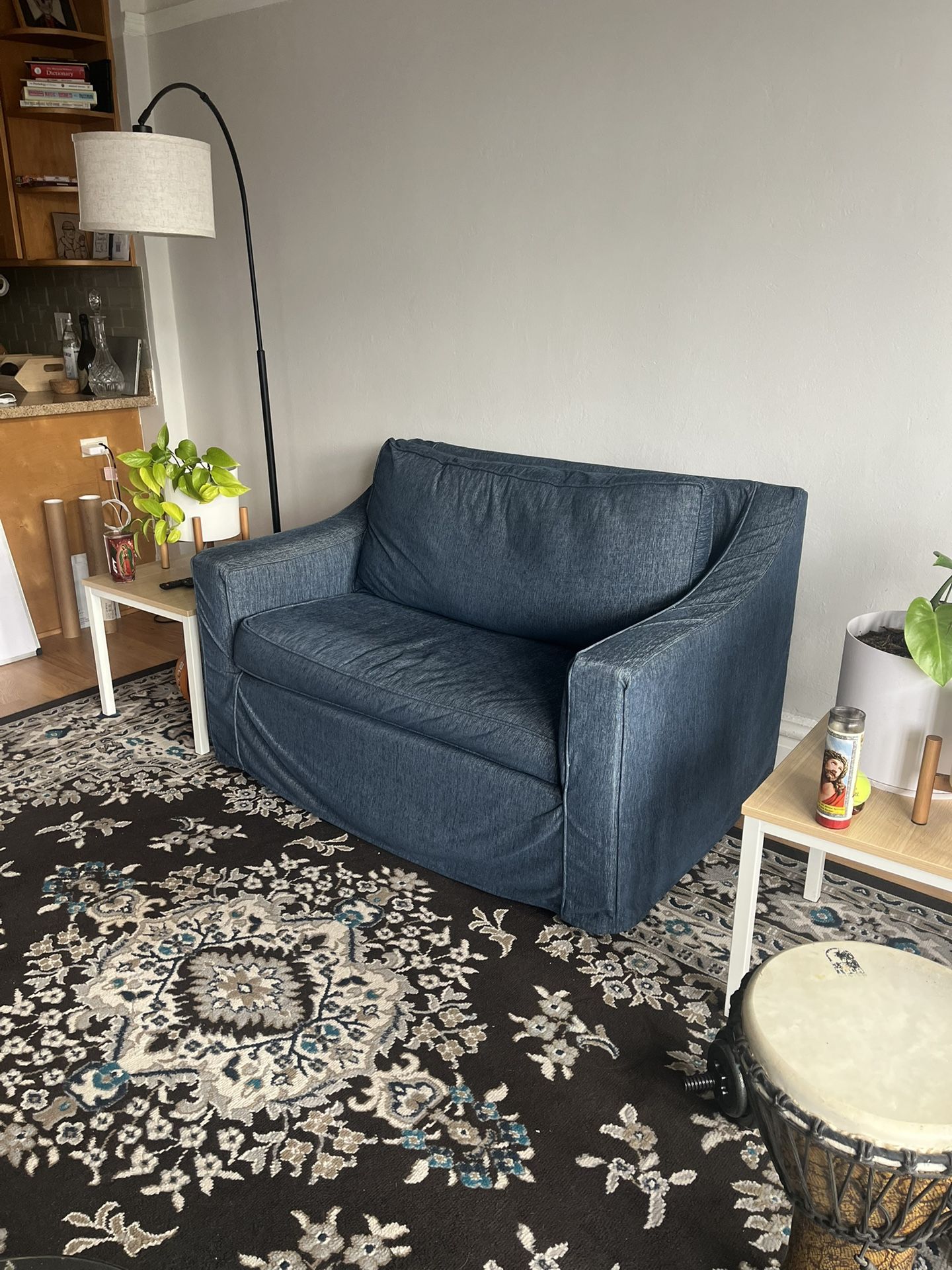 Loveseat Couch / Pullout Bed