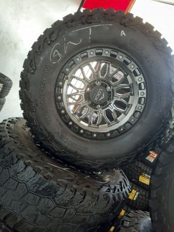 Bendo un set de Rines nuevos con llantas usados 28570R17 para Toyota Tacoma Chevy silverado