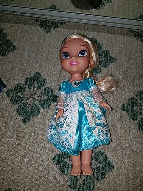 Elsa tiene luz en su vestido y habla. elsa has light in her dress and speaks