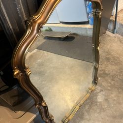 ELEGANT ANTIQUE MIRROR.