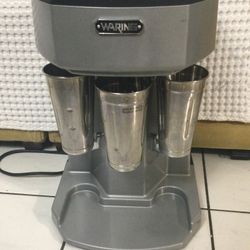 WARING MACHINE MIXER COMMERCIAL!  ITS IN VERY GOOD CONDITION!  VERY CLEAN!  TESTED!