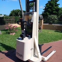 Crown Electric Lift 2200 Pound Capacity