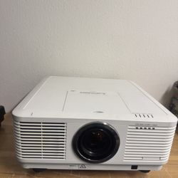 Mitsubishi WD8200U DLP Projector 