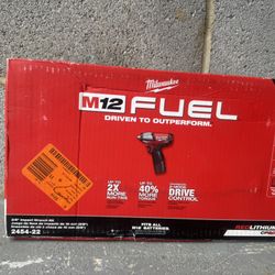 Milwaukee 2454-22 - M12 Fuel 3/8 12V 2.0Ah Li-Ion Cordless Impact Wrench Kit
