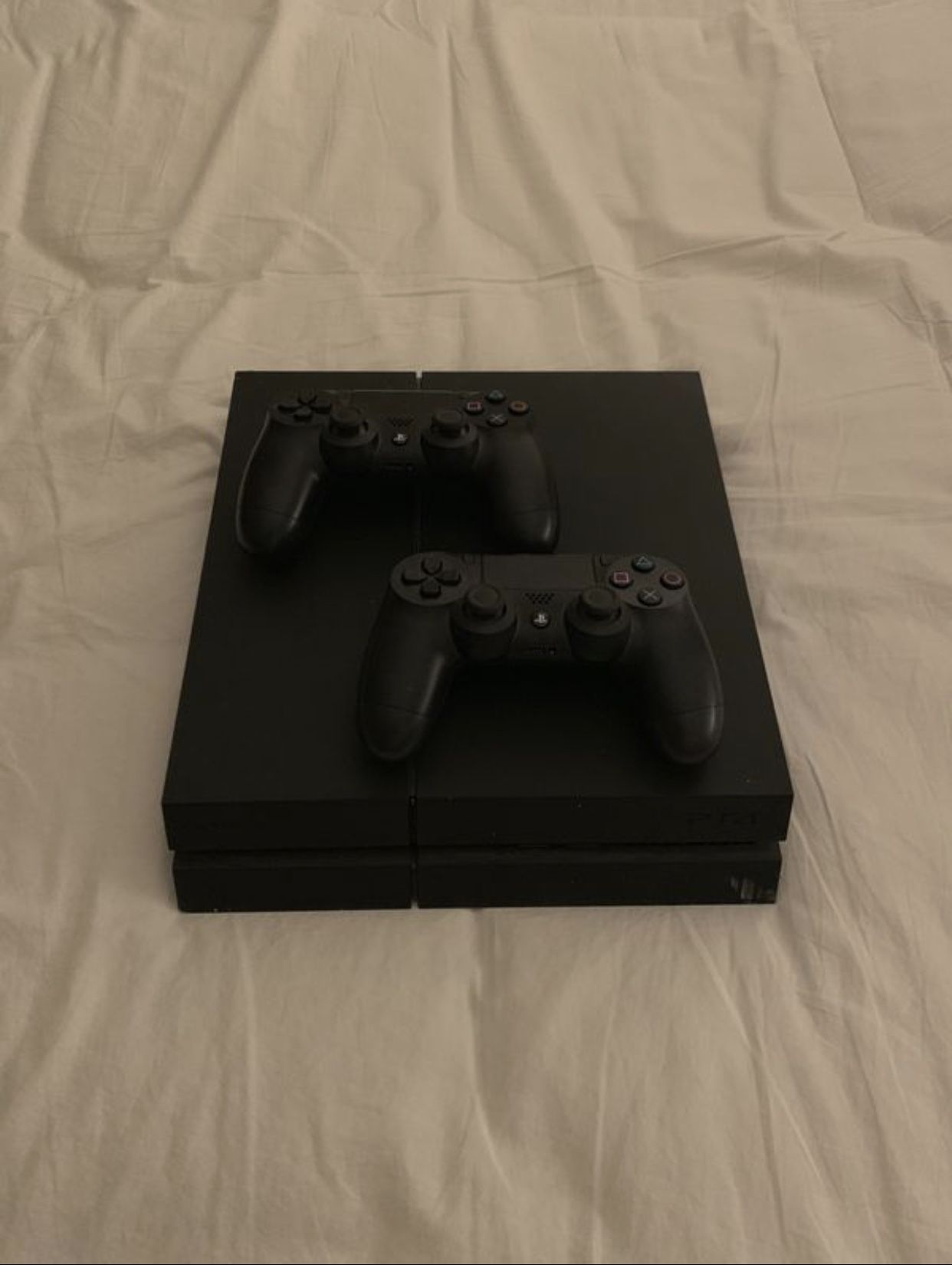 PS4 + 2 Controllers