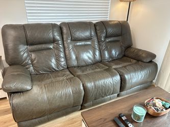 Leather couch (recliner)