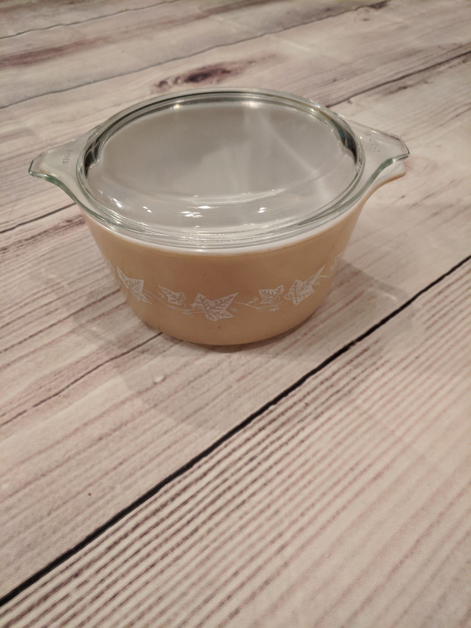 Vintage Tan Pyrex w Lid