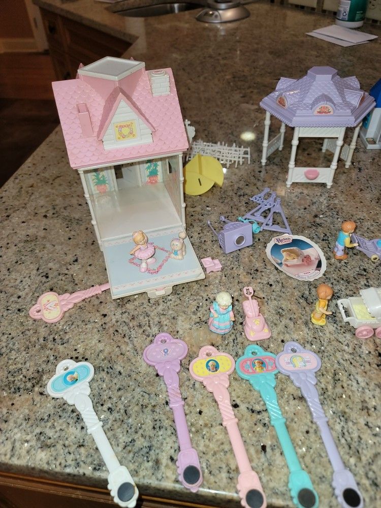 Memories Of Christmas Dollhouse for Sale in Salem, NH - OfferUp