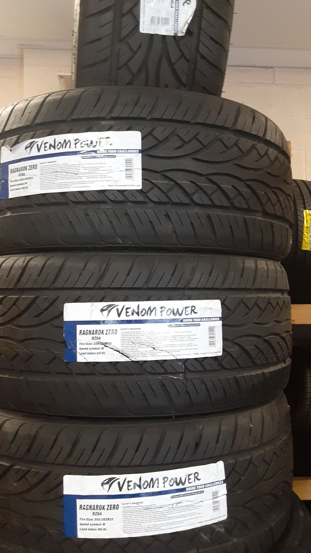 Set of 4 new tires 255/30r22