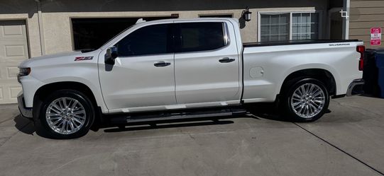 Chevrolet Silverado titulo salvaje todo le trabaja bien