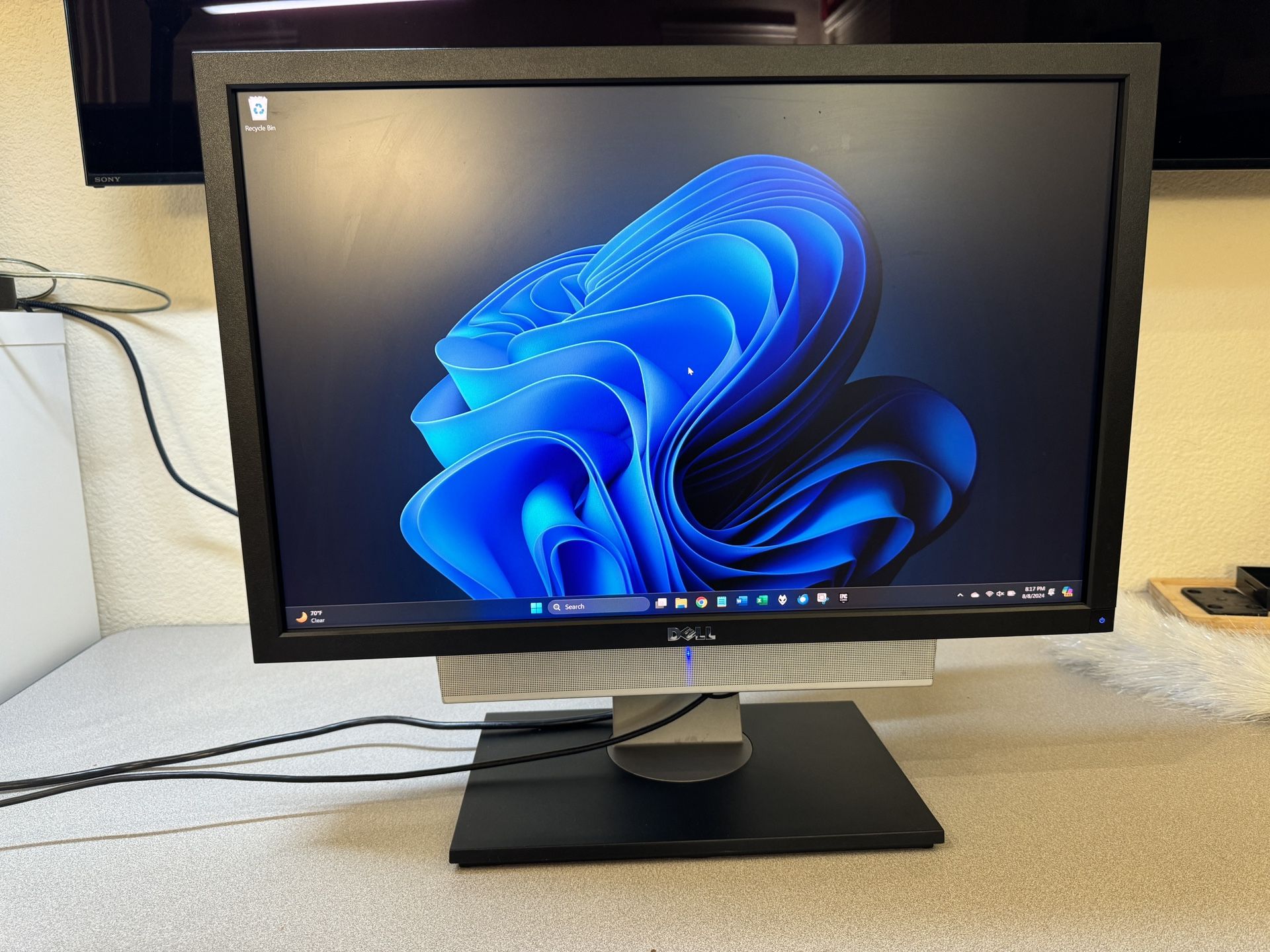 Dell U2410f 24-inch LCD monitor with Dell AS501 Soundbar speaker