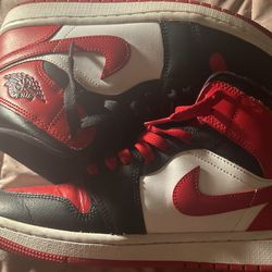Air Jordan 1 Mid Alternate Bred