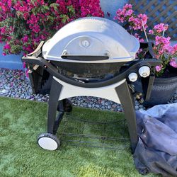 REDUCED! Weber Q3000 BBQ Grill With Stand / New Burners + Igniter