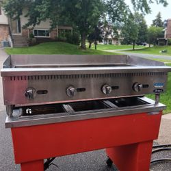 COMMERCIAL  STAINLESS STEEL CHARBROIL  GAS GRILL