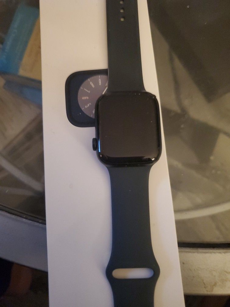 Apple Watch Series 8 – Great Condition, Excellent Deal!