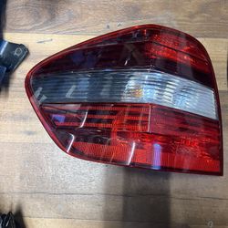 2010 MBZ ML LEFT TAIL LIGHT 
