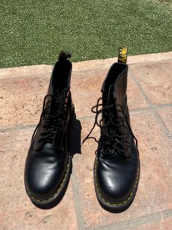 Doc Martens 8 hole M10 W11 EU43