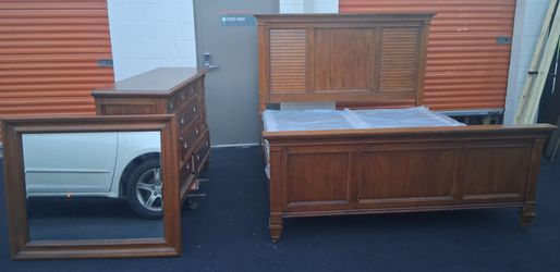 kng Sz Bd St With Base Good Condition