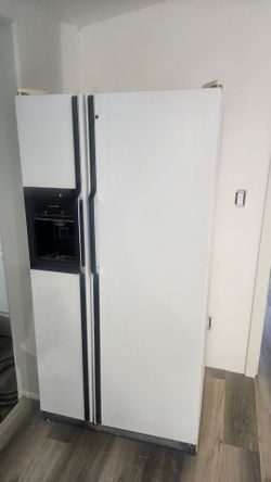 Side by side refrigerator and freezer