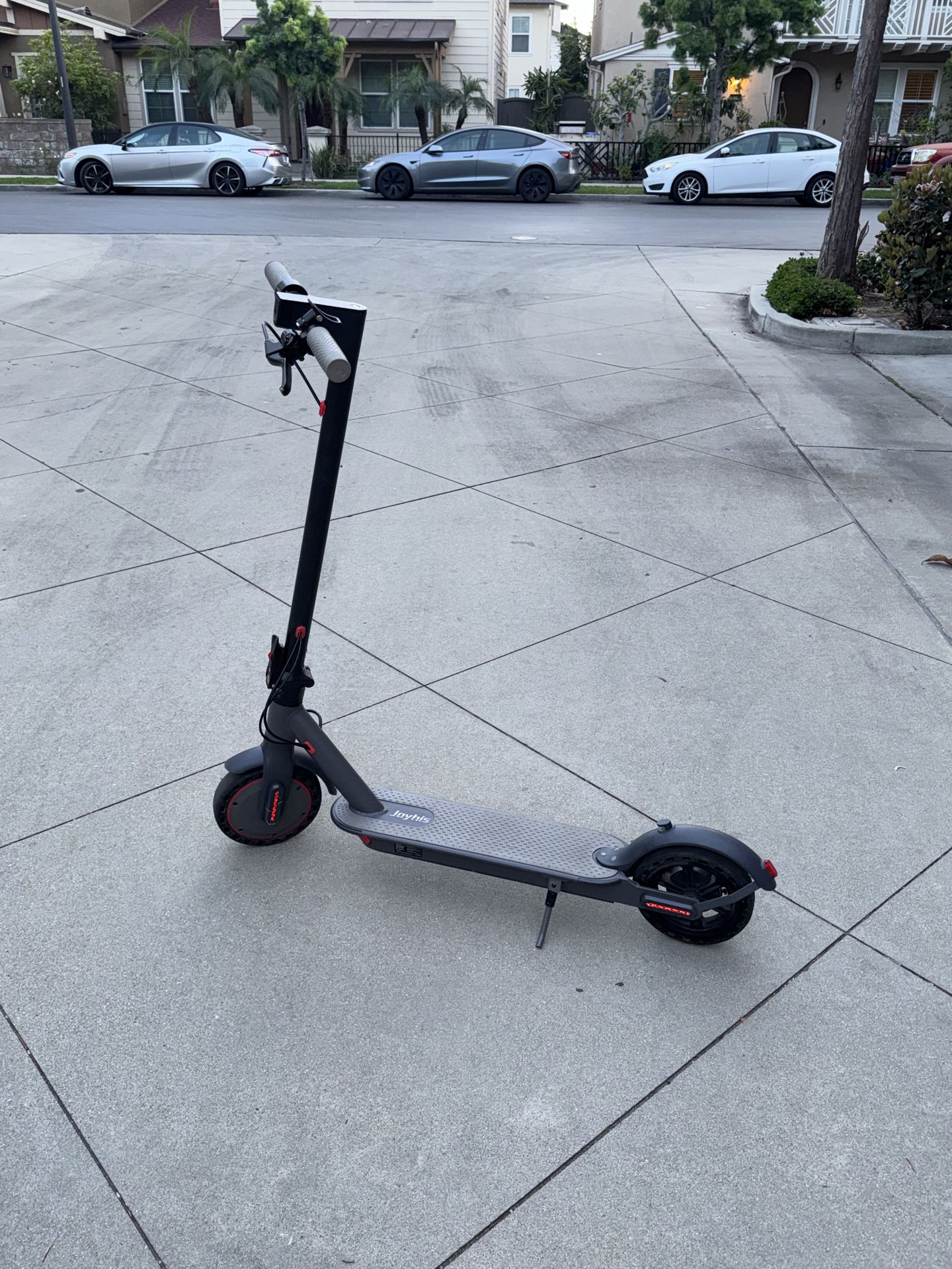Joyhis Electric Scooter and comes with charger