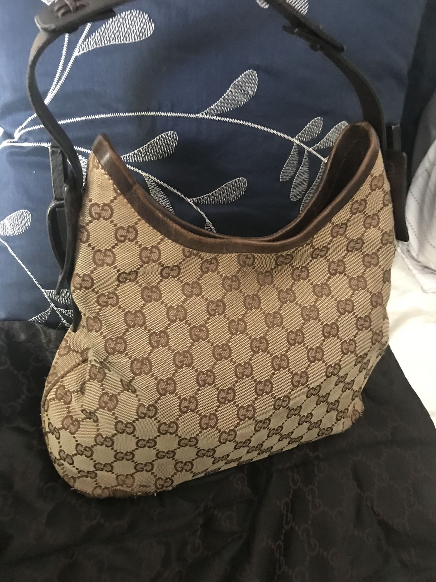 Authentic Gucci hobo style purse only 399$ obo