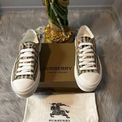 Burberry Converse‼️