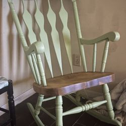Antique/Vintage Solid Wood Rocking Chair
