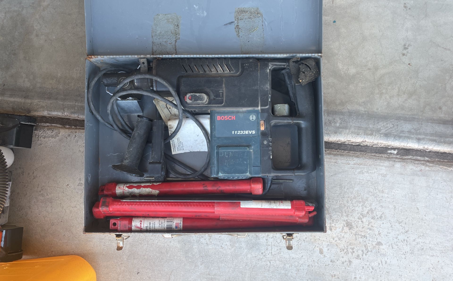 Bosh 11233EVS Concrete Drill With Drill Bits