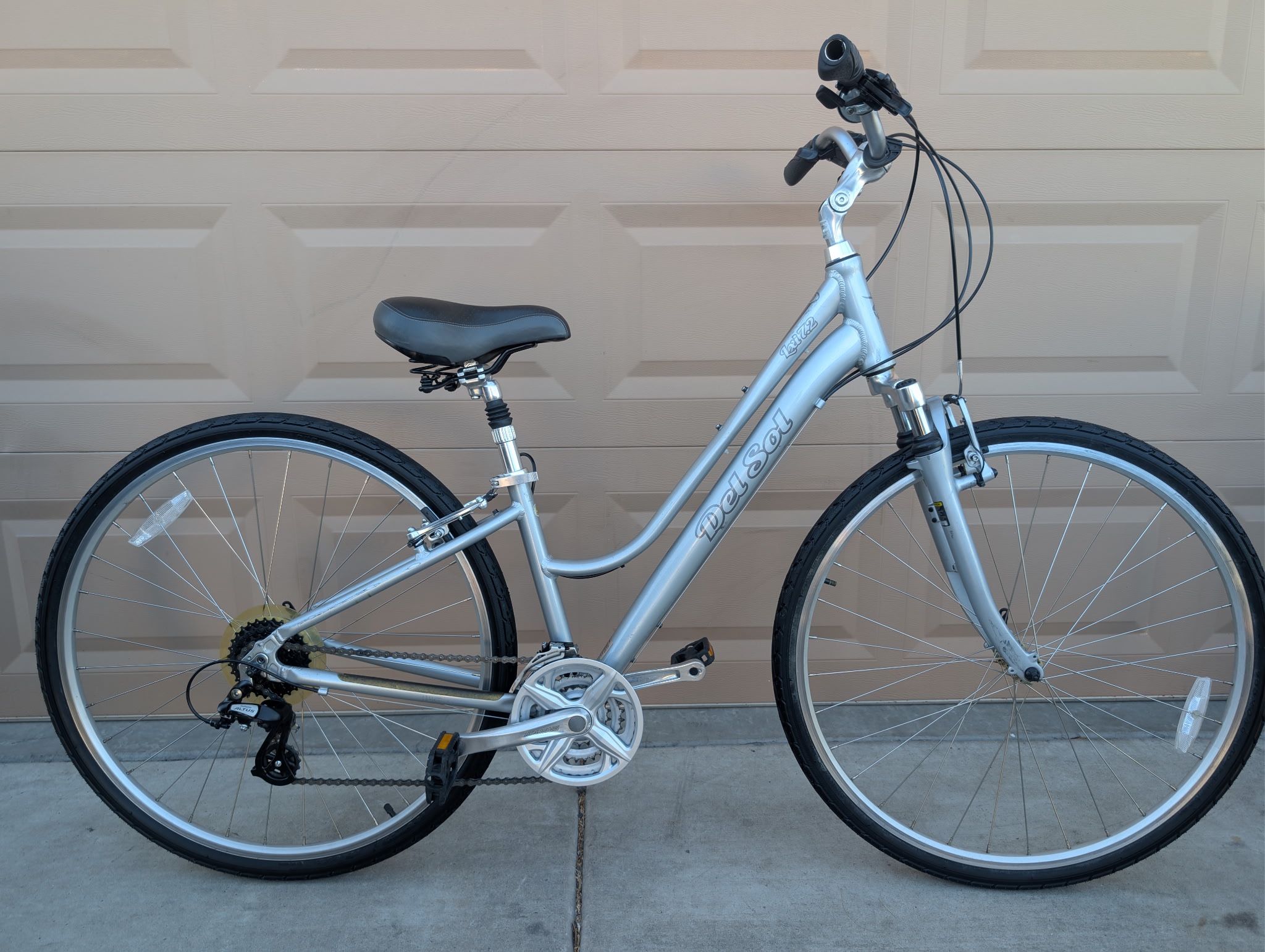700x35.DEL SOL WOMENS HYBRID BIKE. (S). 14" - comfort series-. Aluminum. Like New with Freshly túne up. 👌🏼