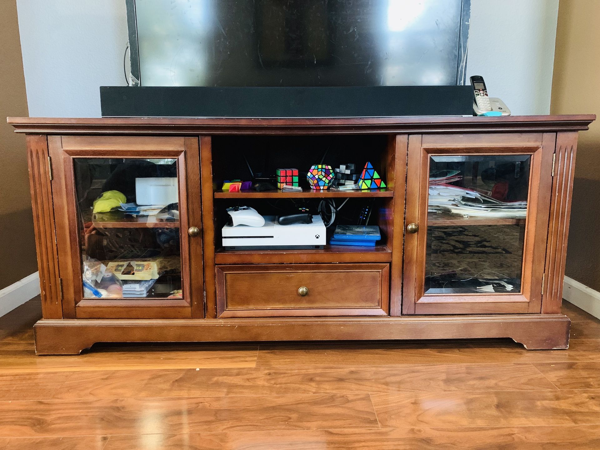 TV Stand / Console table can hold up to 70” TV