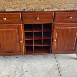 Mesa en Madera Solida Con Una Base En El Medio Para Colocar Vinos