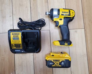 Dewlt 20V ½" Impact Wrench Kit DCF880