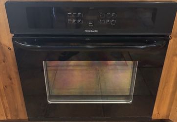 Frigidaire 30" Single Electric Wall Oven (Model FFEW3025PB) - Black
