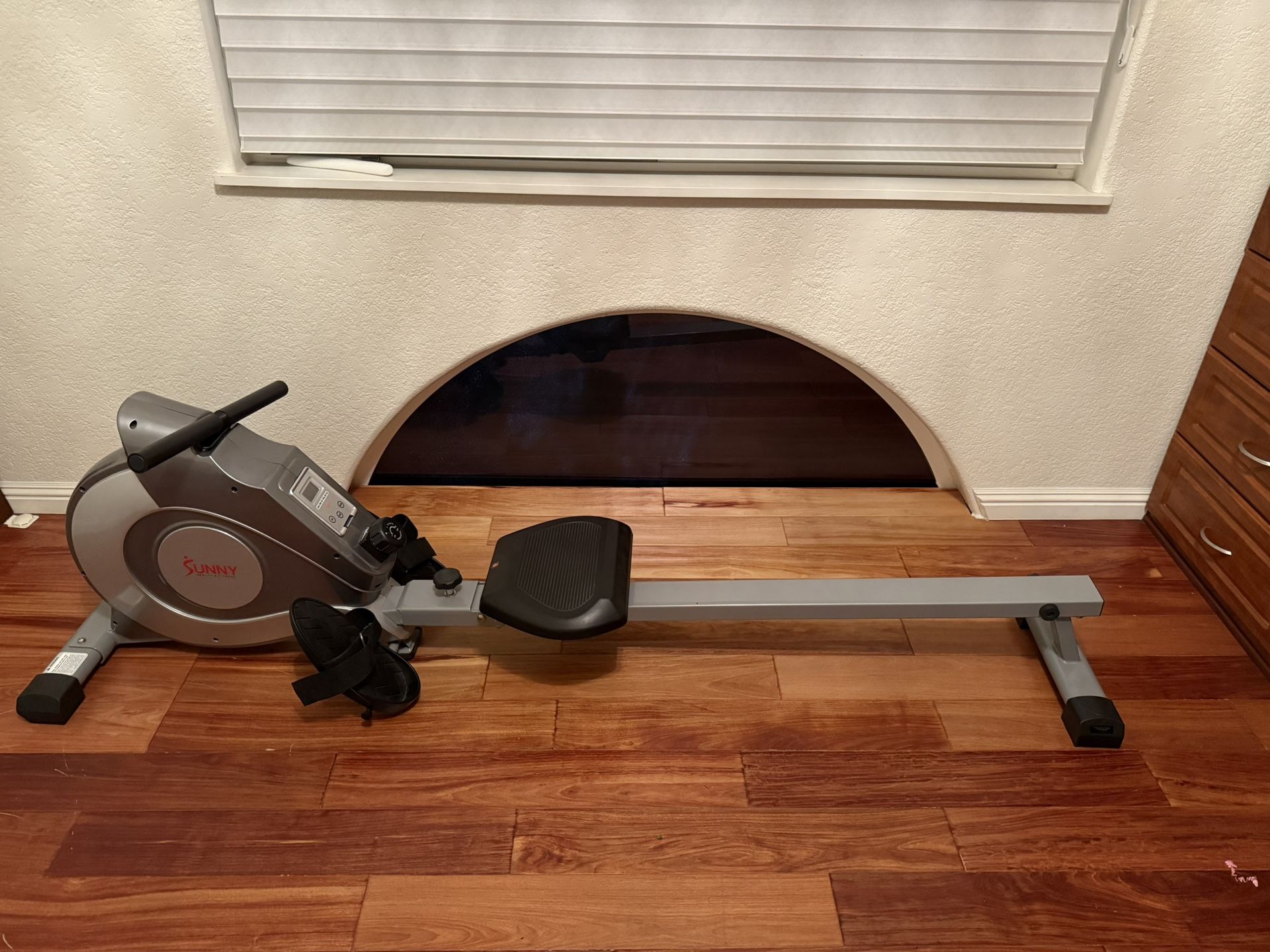 Sunny Health & Fitness Magnetic Rowing Machine – Excellent Condition!