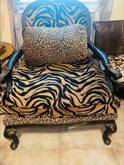 BEAUTIFUL ELEGANT LUXURY BIG ARM CHAIR. THICK CUSHION WITH NAIL HEAD ACCENTS  BEAUTIFUL CARVED GREAT CONDITION