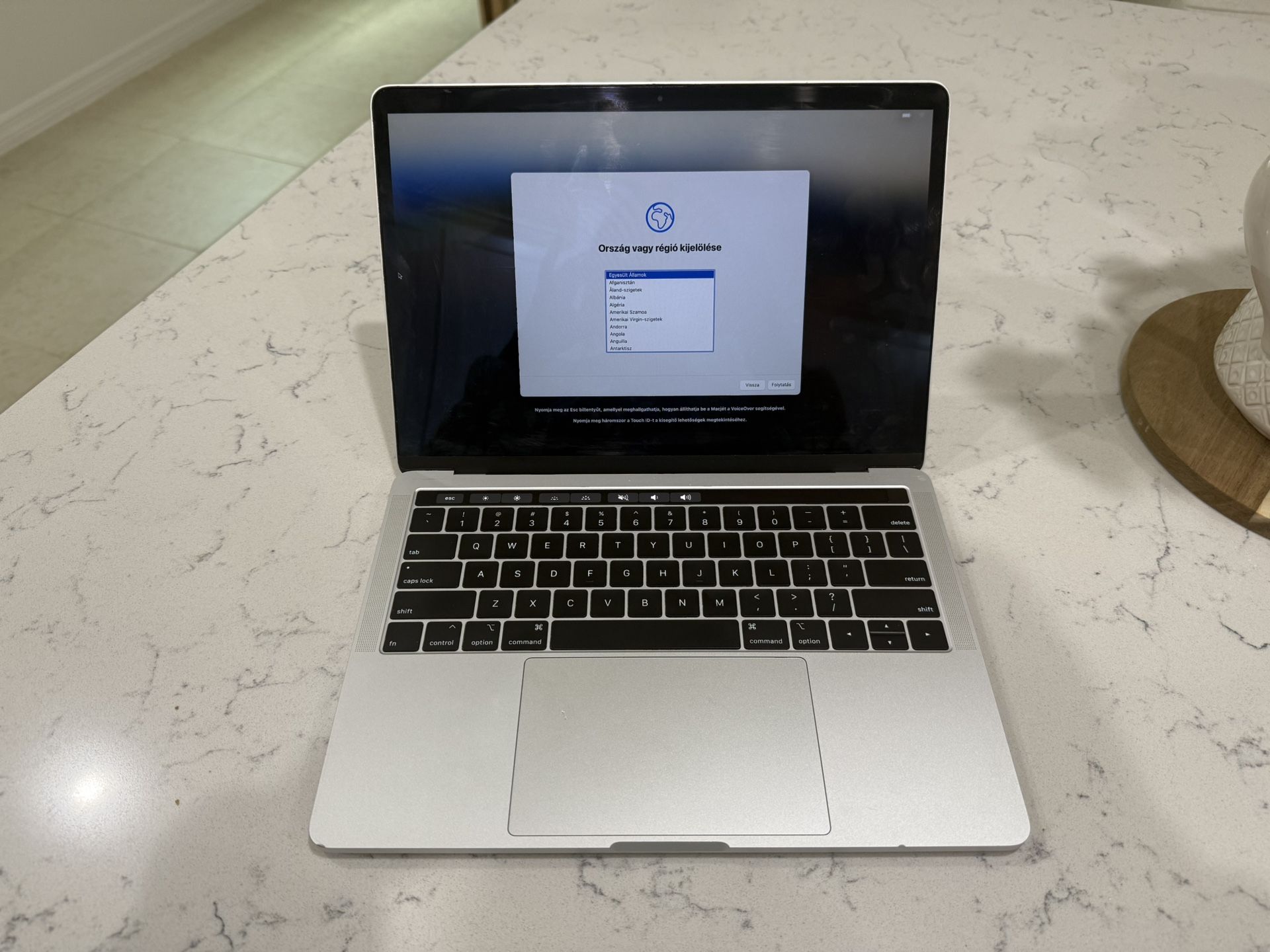 MacBook Pro (13-inch, 2019, Two Thunderbolt 3 ports)