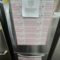 33 in. W 26 cu. ft. Bottom Freezer Refrigerator w/ Multi-Air Flow and Smart Cooling in PrintProof Black Stainless Steel