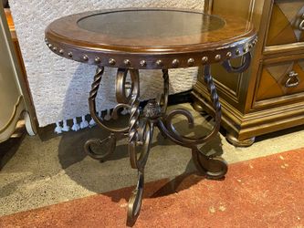 ASHLEY Jonidell Round Stud Trim Accent Table