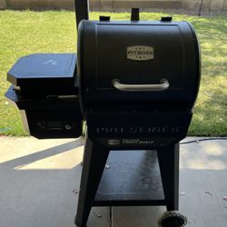 Pit Boss Pro Series 600-sq In Black Pellet Grill