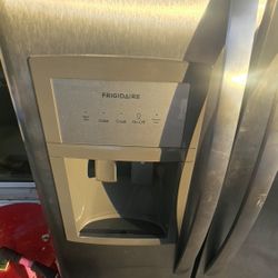 Fridge Frigidaire 3 Years Old