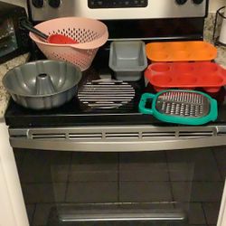 Baking Pans, Graters, And Strainers 