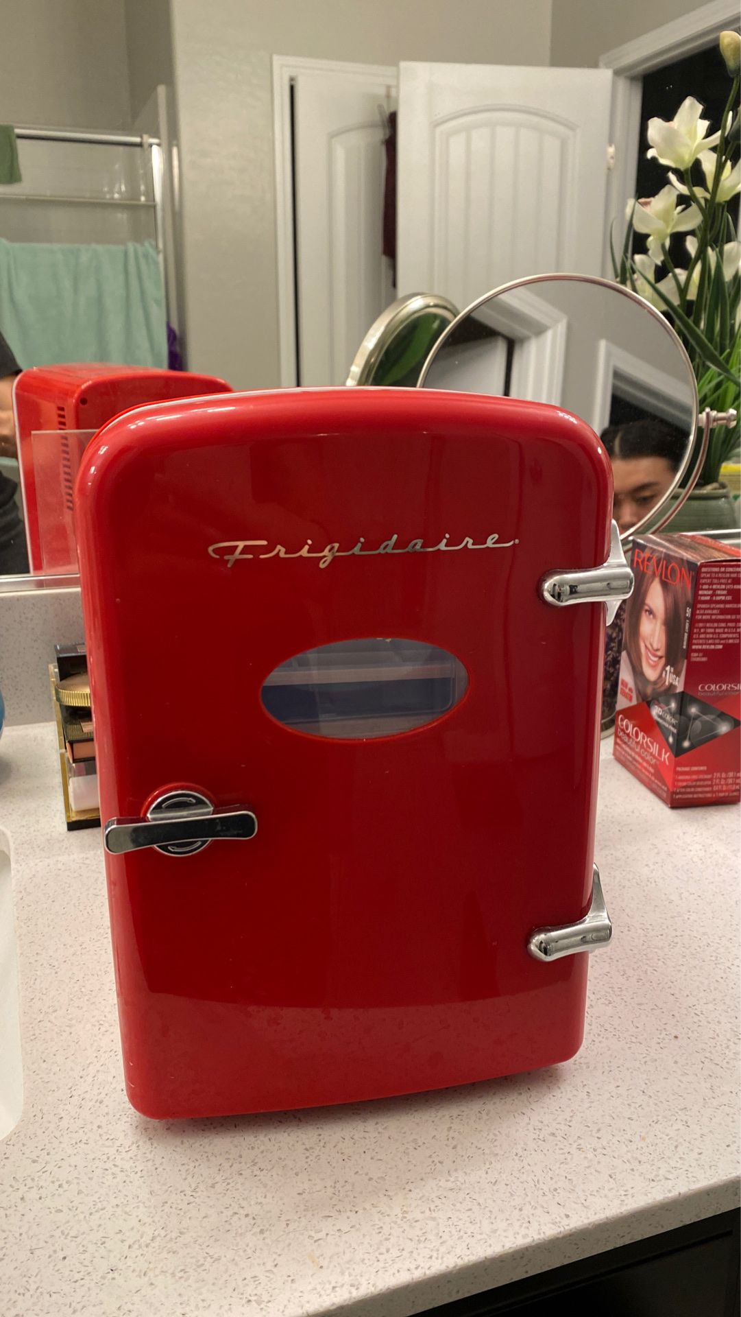 Frigidaire skincare/tiny mini fridge for Sale in Henderson, NV OfferUp