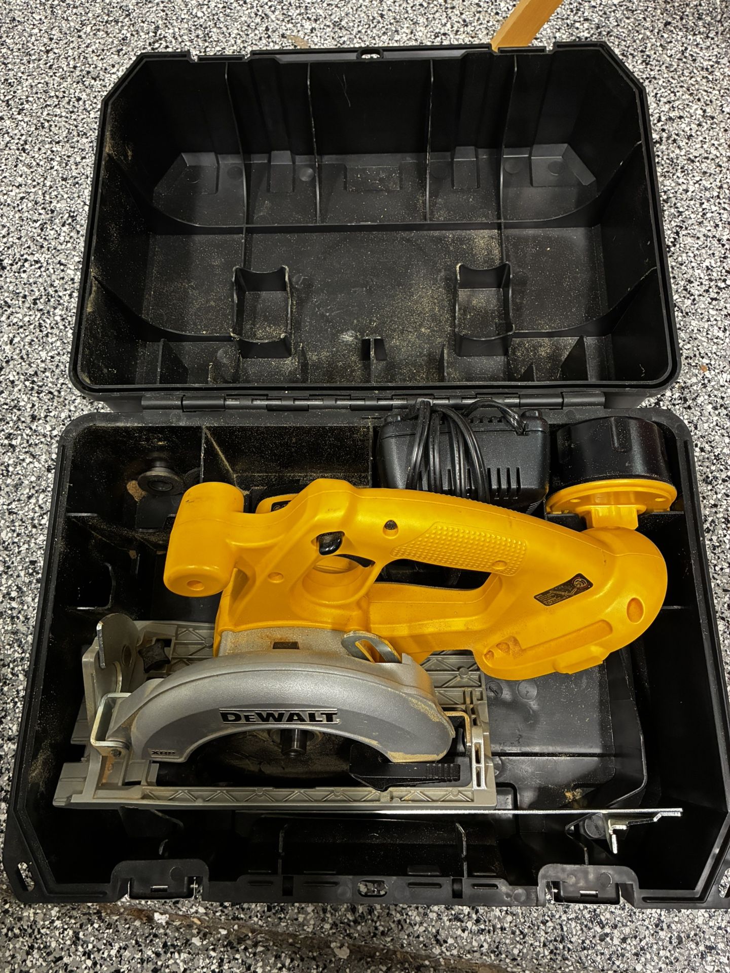 DeWalt 18V Circular Saw DC390K with 2 Blades