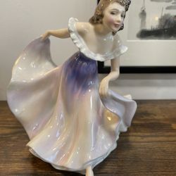 Royal Doulton highly collectible figurine “A Gypsy Dance” 1958. 
